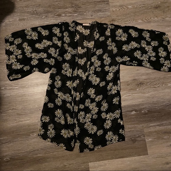 Daisy sheer Kimono - Picture 2 of 3
